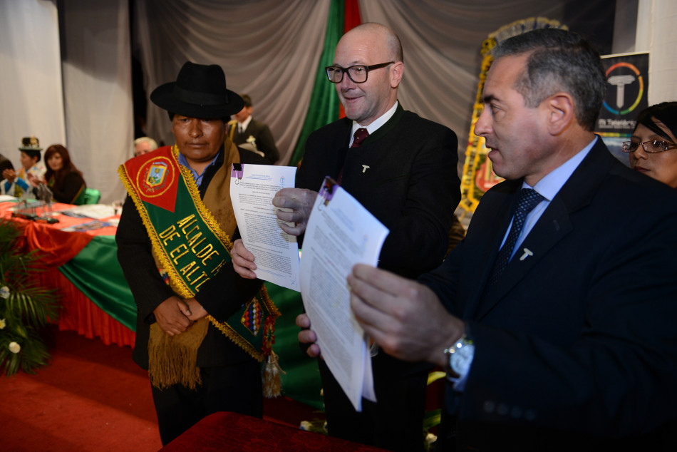 Da sinistra: Zacarías Maquera (Sindaco di El Alto), Hanno Ulmer (Doppelmayr) e César Dockweiler (Direttore azienda statale „Mi Teleférico“)